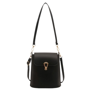 Sac seau noir minimaliste avec boucle dorée et bandoulière réglable pour le quotidien