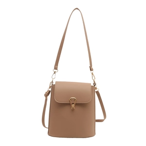 Sac seau beige minimaliste avec fermoir goutte doré et doubles bandoulières