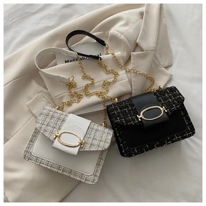 Details von Umhängetaschen aus Tweed und Leder mit Goldmetallschnallen und Kette