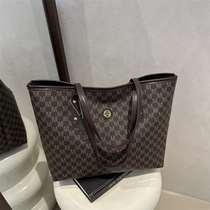 Retro braune XL Shopper Tasche mit M-Monogramm-Muster und goldenem Metall-Logo