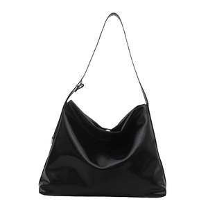 Sac hobo noir brillant pour femme avec intérieur spacieux et bandoulière réglable