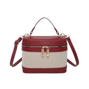 Sac à bandoulière rétro en cuir mat bordeaux et toile crème avec détails dorés