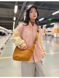 Sac croissant en nylon marron pour le sport présenté dans une tenue de style urbain