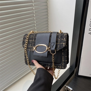 Elegante schwarze Tweed-Umhängetasche mit goldener Kette und edlen Metalldetails