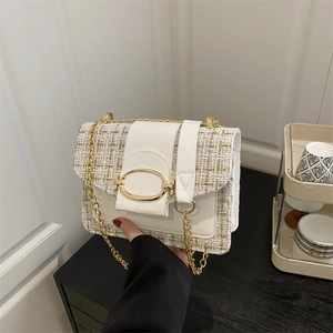 Elegante Umhängetasche aus elfenbeinfarbenem Tweed mit Goldkette und Schnalle