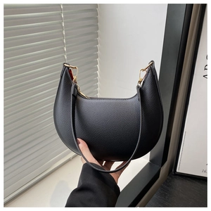 Nahaufnahme der schwarzen Halbmondtasche mit Litschi-Textur und goldenen Details