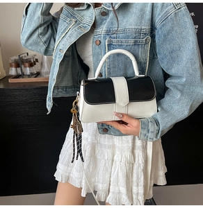 Petit sac carré à contraste noir et blanc à la mode avec charm raquette de tennis