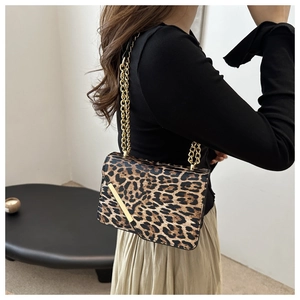 Détail du sac léopard avec double chaîne dorée et barre métallique décorative chic