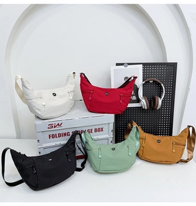 Détails de cinq sacs bandoulière en nylon en forme de croissant aux couleurs tendance