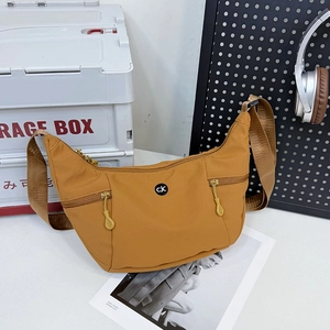 Sac bandoulière en nylon jaune gingembre avec poches zippées et sangle réglable