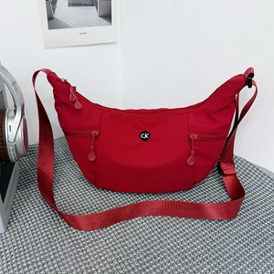 Sac bandoulière croissant en nylon rouge imperméable avec sangle réglable et logo CJC