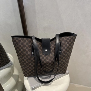 Large capacity tote bag with M-letter monogram pattern and black leather handles