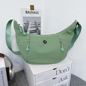 Sac bandoulière nylon vert clair en forme de croissant avec poches zippées
