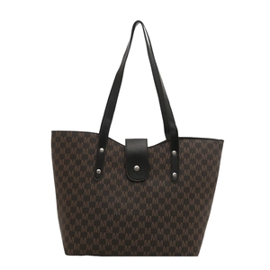 Large capacity tote bag with brown letter print and black leather straps with rivets