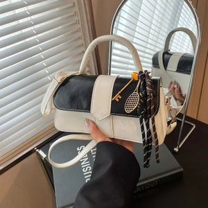 Sac à main bicolore noir et blanc tendance avec pendentif raquette de tennis