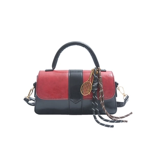Sac à main bicolore rouge et noir en simili cuir avec pendentif de raquette de tennis