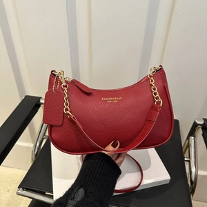 Sac sous l'aisselle rouge en cuir grainé avec chaîne dorée et détails de marque