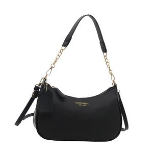Schwarze Halbmond-Schultertasche aus Leder mit Goldkette und Fashion-Schriftzug Logo