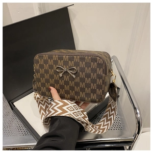 Detailansicht der braunen PU-Tasche mit M-Muster und silberner Schleifenkordel