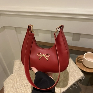 Rote Halbmond Handtasche mit goldener Schleife und Schultergurt im minimalistischen Stil