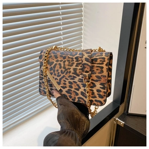 Détail du sac bandoulière léopard tendance avec chaîne dorée et garniture métallique
