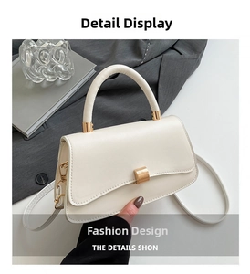 Dettaglio della borsa in pelle bianco crema con chiusura a rotazione in metallo dorato