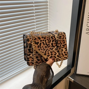 Sac à bandoulière léopard chic avec chaîne dorée et barre métallique pour femmes
