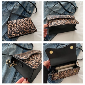 Dettaglio della borsa quadrata leopardata con fibbia dorata e tracolla regolabile