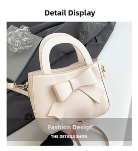 Dettaglio borsa a mano in pelle PU bianco crema con fiocco grande e hardware dorato