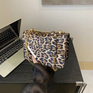 Sac à bandoulière léopard élégant avec chaîne dorée dans un décor de mode chic et moderne