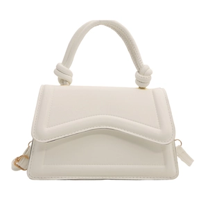 Witte minimalistische crossbodytas met golfstiksels en decoratieve geknoopte handvatten