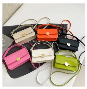 Collection de sacs bandoulière minimalistes en six couleurs avec boucles dorées