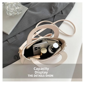 Dettaglio della capacità interna della borsa beige con cellulare e cosmetici