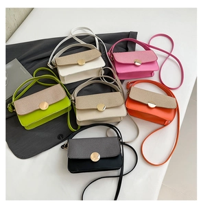 Détail de mini sacs carrés colorés avec texture tissée et boucles dorées métalliques