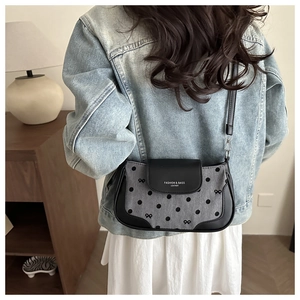 Sac selle en denim à pois avec broderie nœud et détails en cuir sur modèle