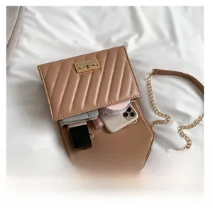Innenansicht der Stepptasche mit Stauraum für Smartphone und Make-up Utensilien