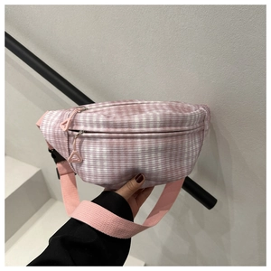Detailansicht der rosa karierten Cord-Brusttasche mit strukturierter Stoffoberfläche