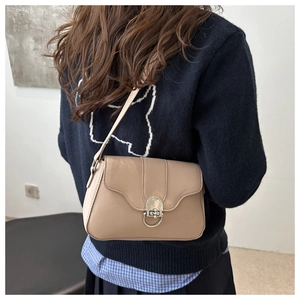 Dettaglio della borsa a spalla in PU beige con la sua elegante fibbia in metallo argento