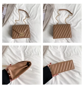 Detailsicht der braunen Stepptasche mit goldener Hardware, Kette und Innenfächern
