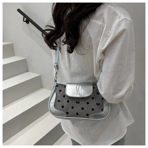 Détails de bordure métallique argentée et tissu gris à pois sur sac bandoulière femme