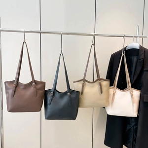 Classic leather tote bags in four colors with adjustable straps for professional office commute