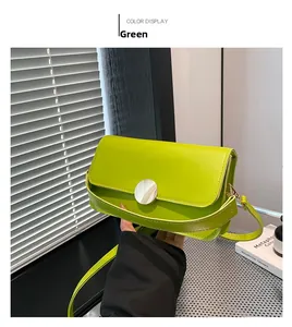 Détail du sac bandoulière vert citron avec boucle argentée et texture en cuir lisse