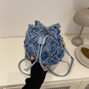 Secchiello in denim trapuntato azzurro con bordi sfrangiati e chiusura a coulisse