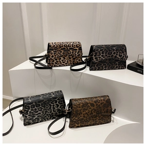 Molteplici varianti di colore di borse a tracolla leopardate su supporti bianchi