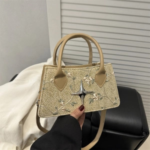 Mini borsa in paglia con ricamo floreale bianco e fibbia a stella su corpo intrecciato marrone