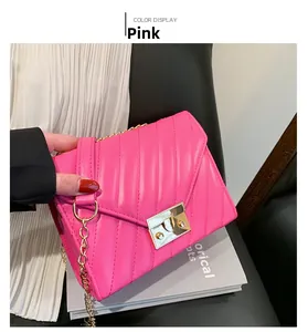 Detailansicht der pinkfarbenen gesteppten Kunstledertasche mit goldenem Verschluss