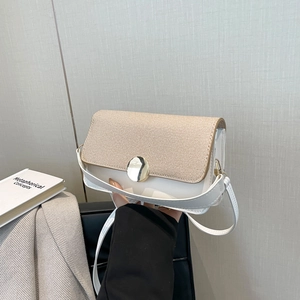 Sac à bandoulière minimaliste en tissage beige avec boucle dorée et sangle réglable