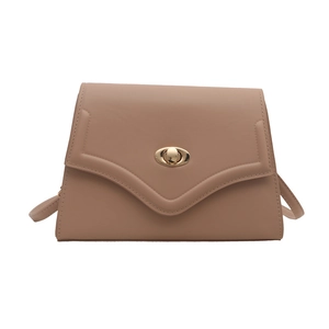 Borsa a spalla in pelle marrone con patta a V e chiusura dorata su sfondo bianco