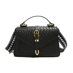 Sac bandoulière noir tissé avec détails dorés et large bandoulière à motif géométrique