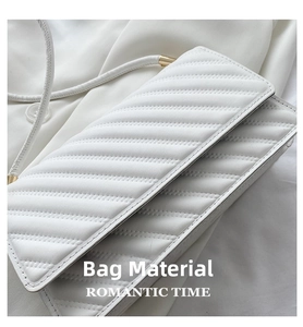 Détail du sac en cuir matelassé blanc avec surpiqûres élégantes et chaîne dorée
